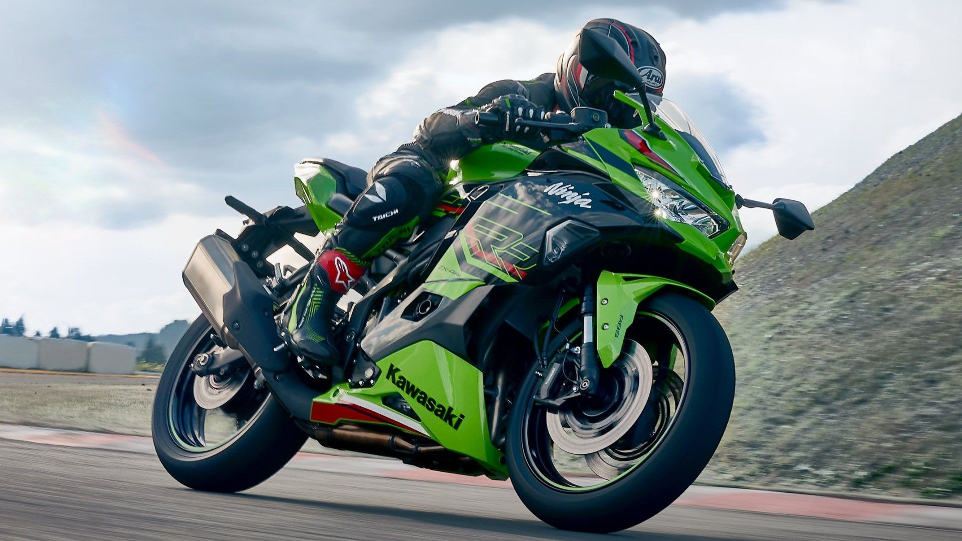 Kawasaki Ninja ZX-4RR KRT Edition cornering sharply, showcasing its race-inspired livery and agile handling