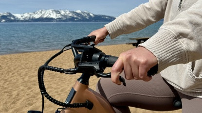 Ergonomic handlebar and upright riding position on a commuter e-bike