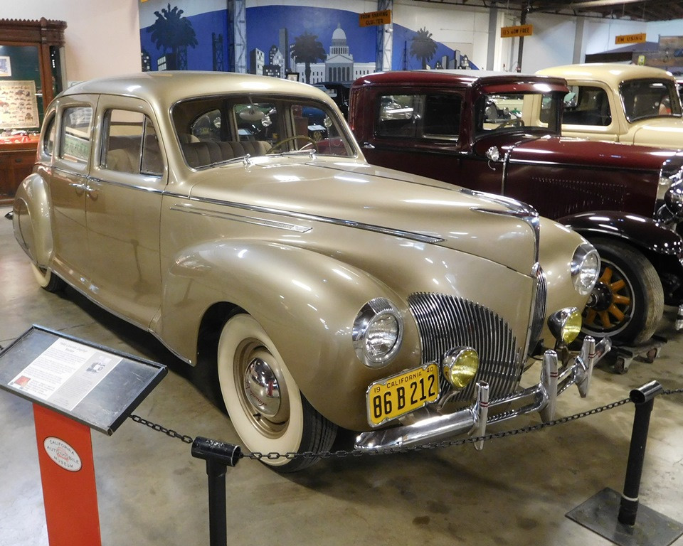 1940 Lincoln Zephyr Sedan exemplifying Art Deco automotive streamlining