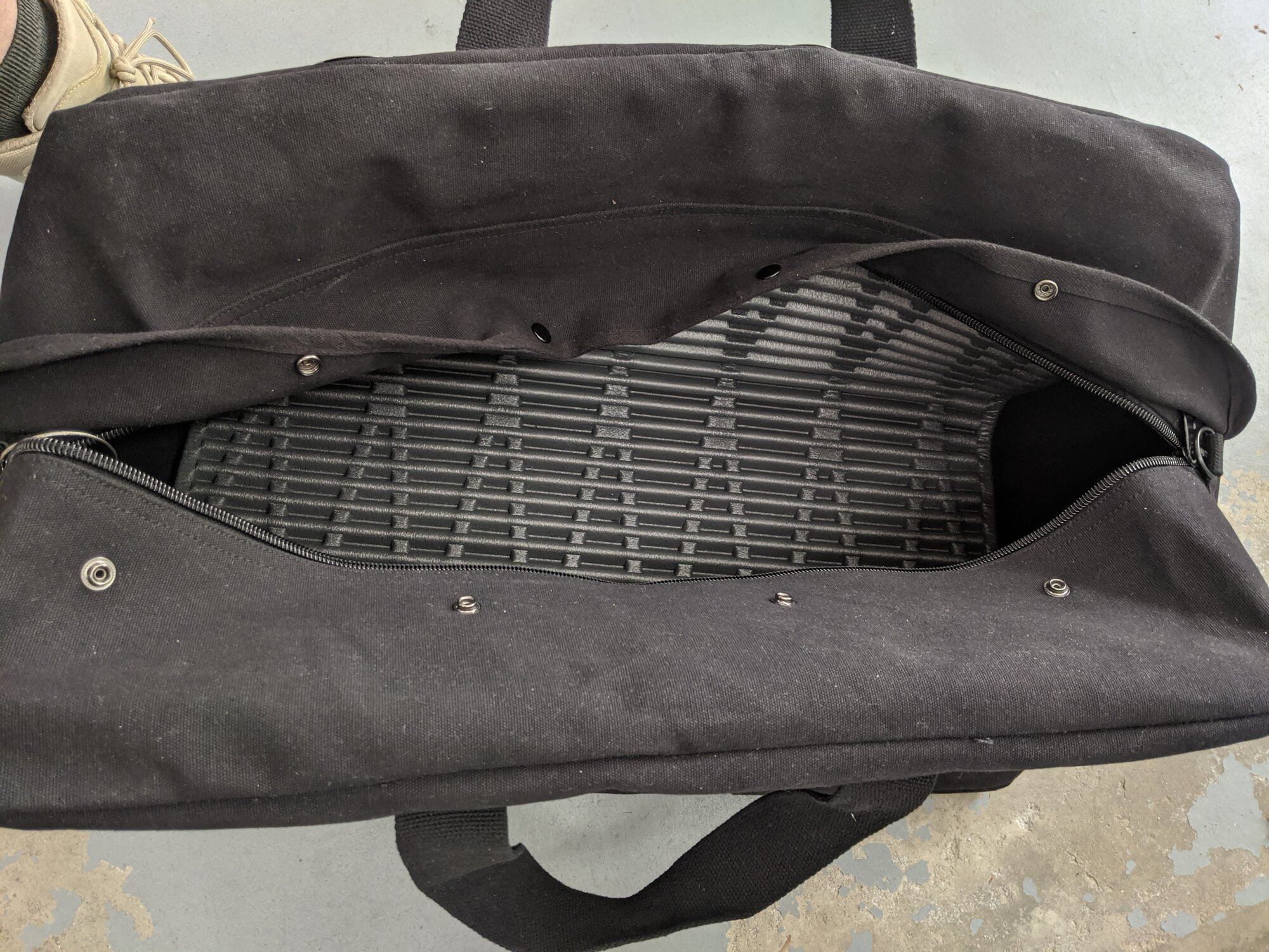 Bungee net securing items in a bike rear rack basket