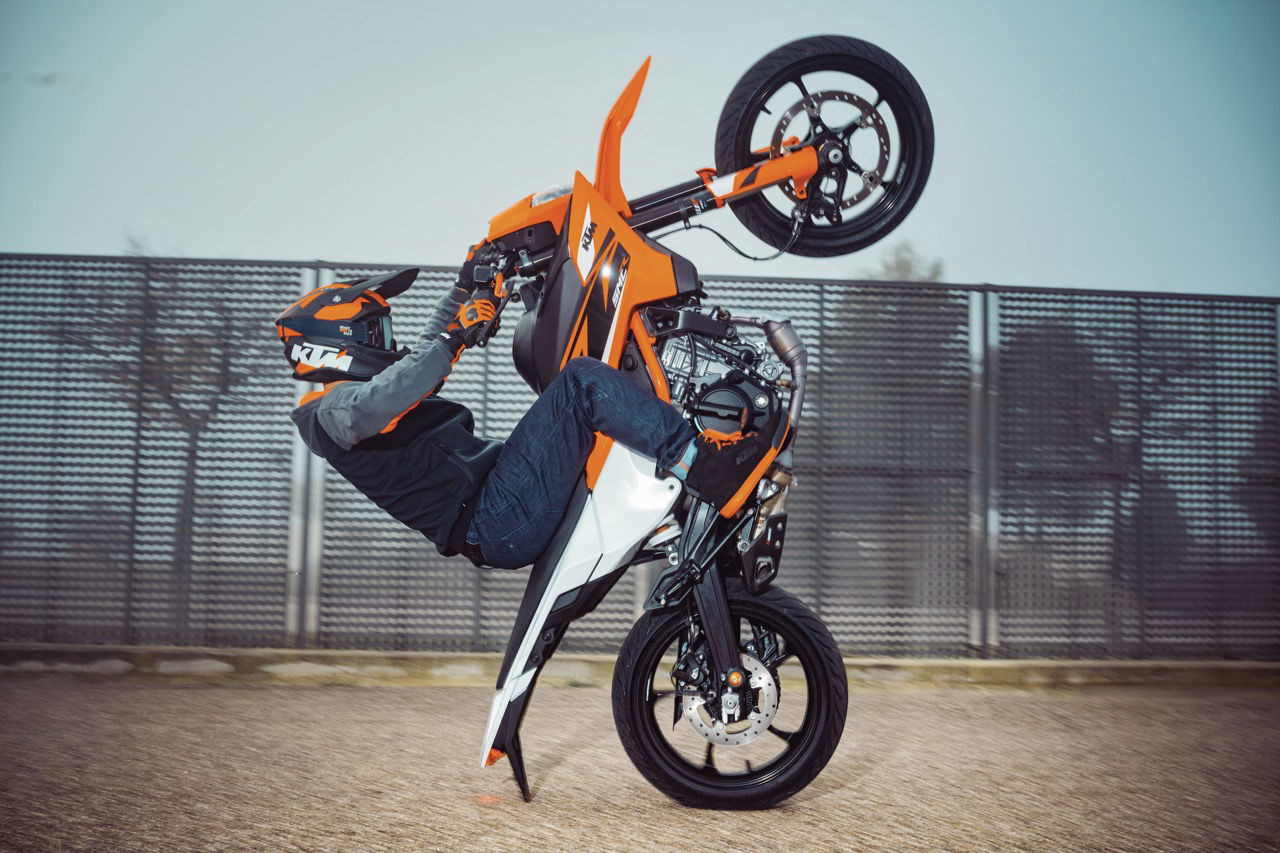 KTM 125 SMC R Wheelie