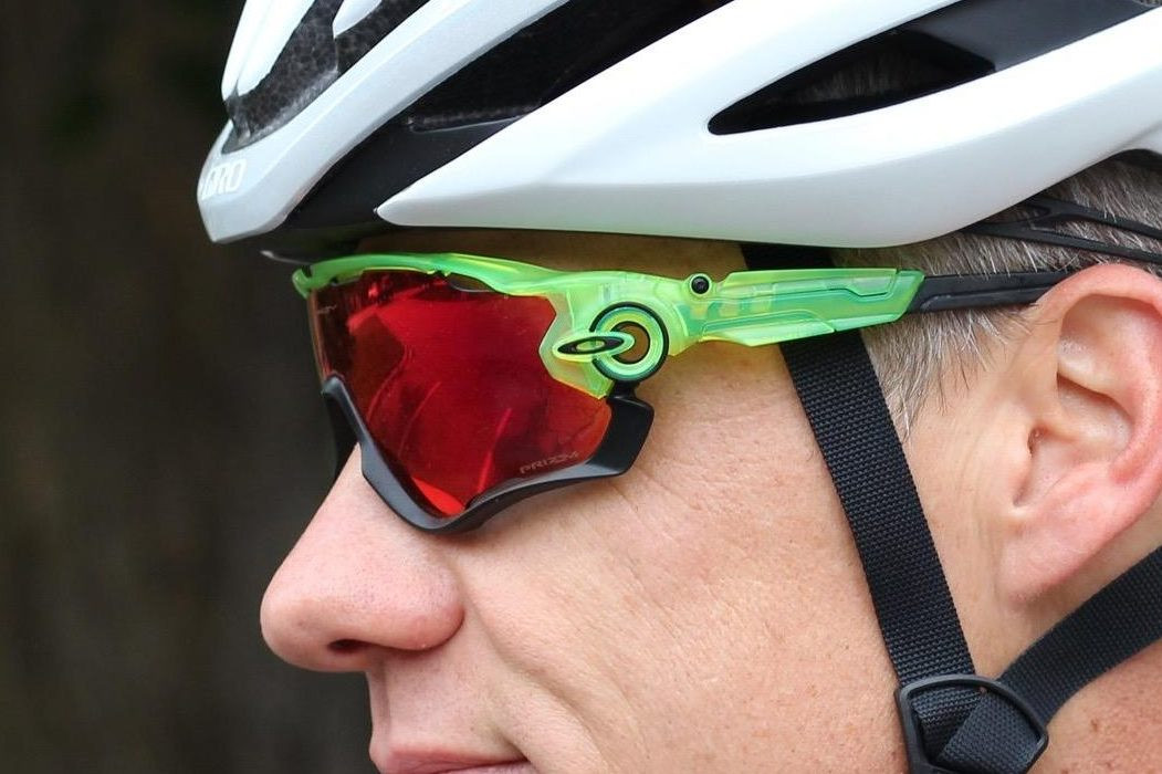 Oakley Jawbreaker Prizm Road sunglasses offer a low-key design for cycling enthusiasts, providing exceptional clarity for road riding.