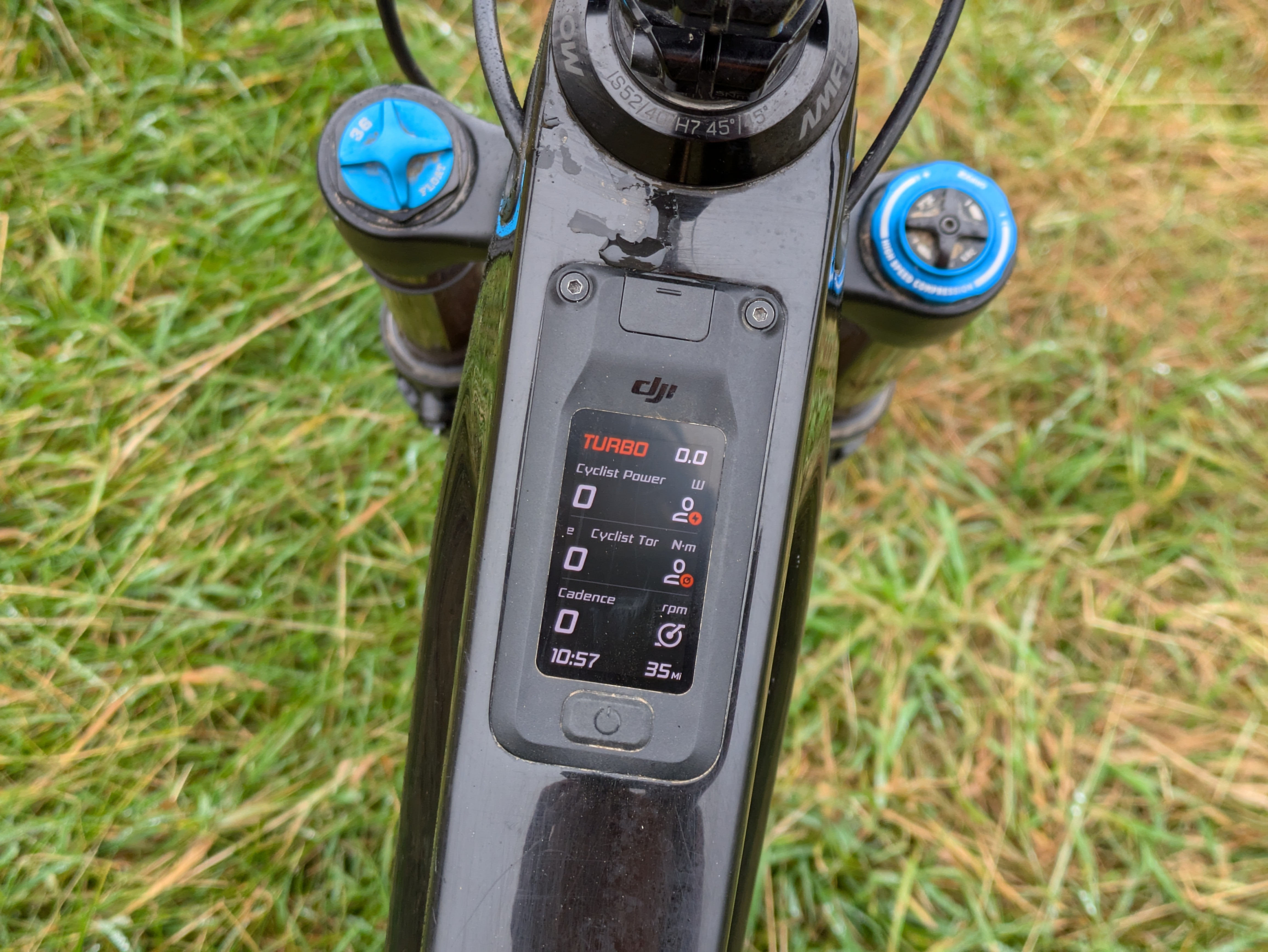 Amflow PL Carbon Pro OLED display integrated into top tube