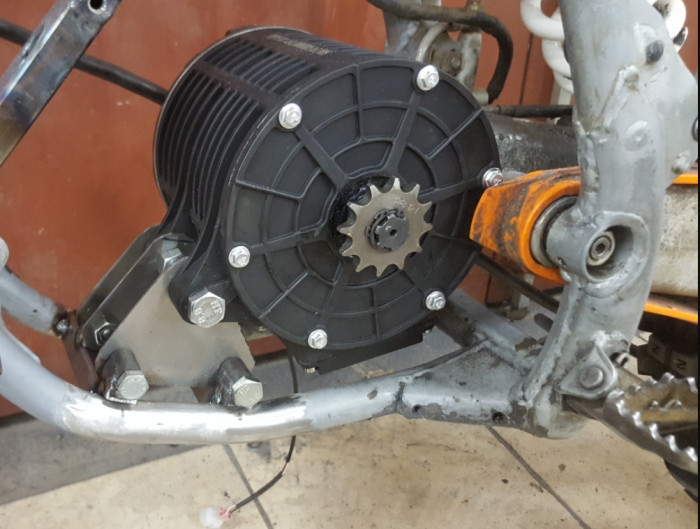 QS 3000W 138/70H motor mounted on KTM 200 EXC