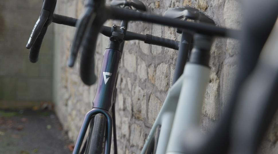 2023 Giant Defy Advanced SL 0 head tube and bars
