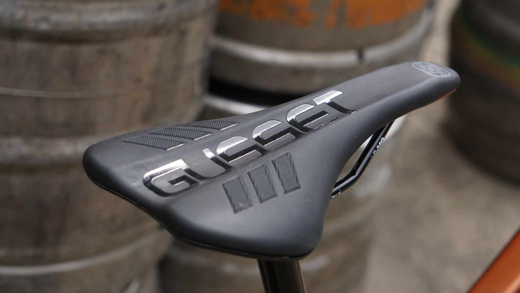 Specialized mountain bike saddle with ergonomic design