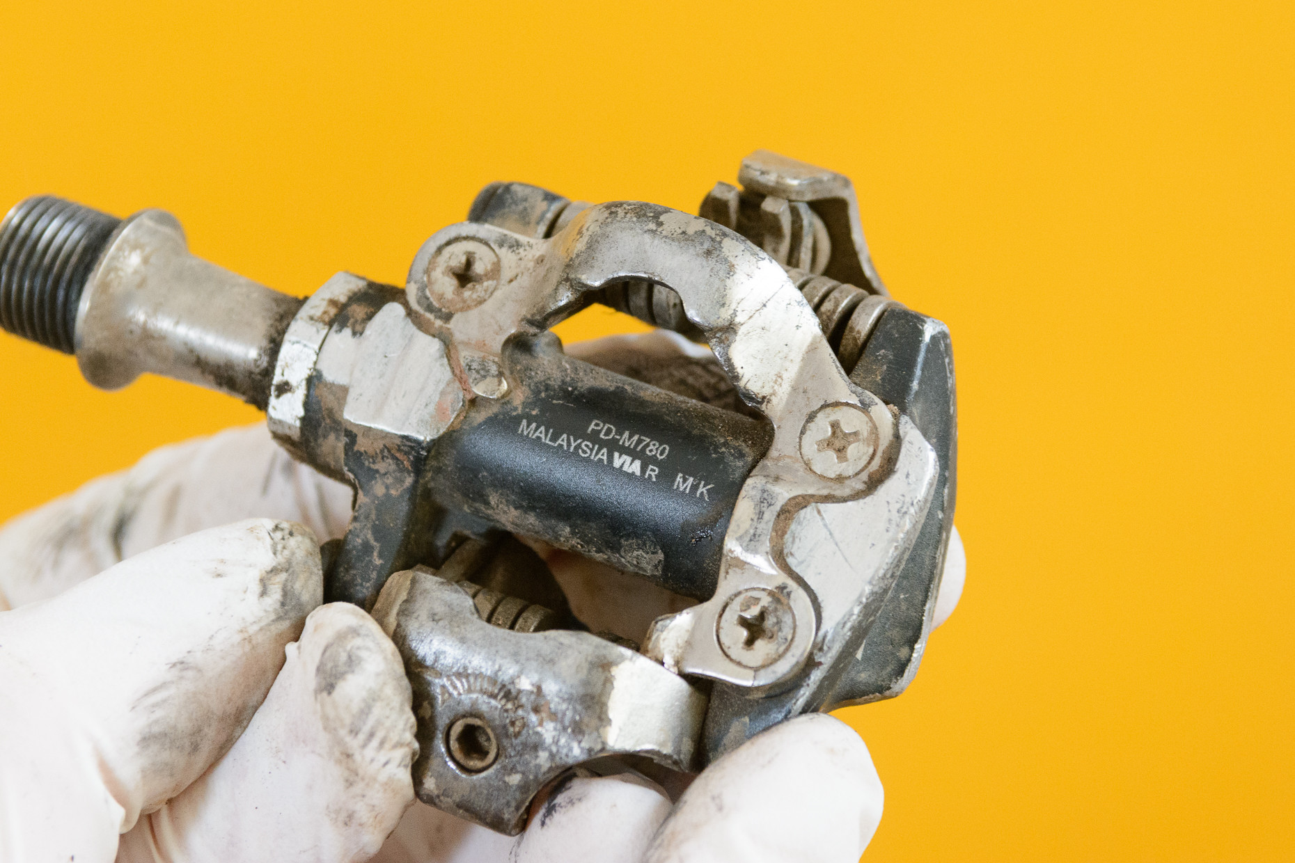 Image showing thread direction to differentiate between left and right pedals