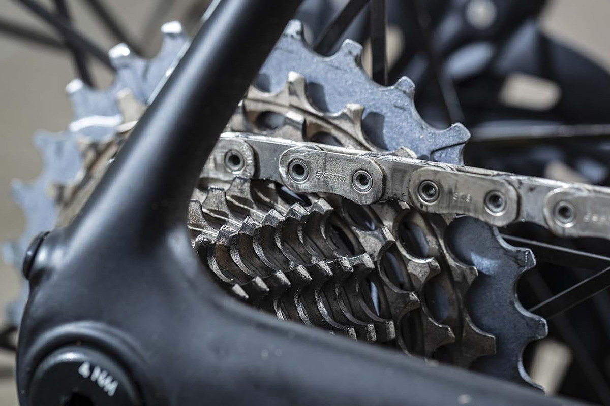 SRAM Red Flattop chain The flattop design of a directional chain