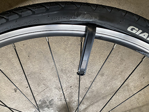 Securing a tire lever to a spoke to keep the tire separated