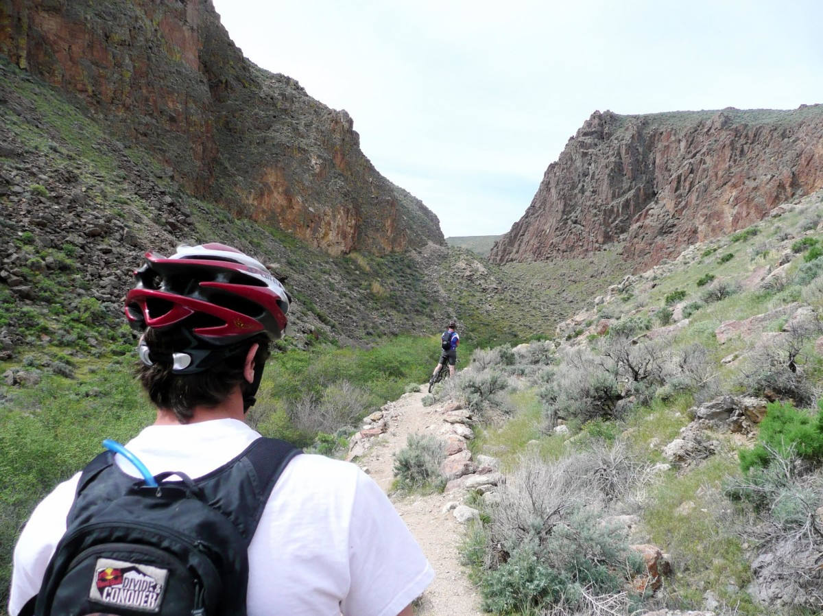 Image of a cyclist refueling with a healthy snack and water during a break on a long ride